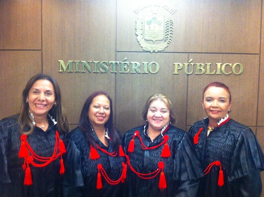 Na foto, a Corregedora-Geral está ladeada pela Procuradora-Geral de Justiça, Zélia Saraiva Lima, e pelas Procuradoras de Justiça Raquel Normando e Martha Celina Nunes