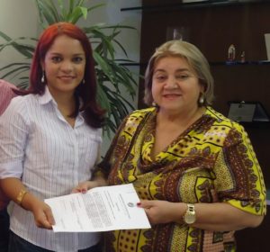 A nova servidora Monallysa Oliveira (esquerda) ao lado da Procuradora-Geral