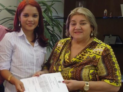 A nova servidora Monallysa Oliveira (esquerda) ao lado da Procuradora-Geral