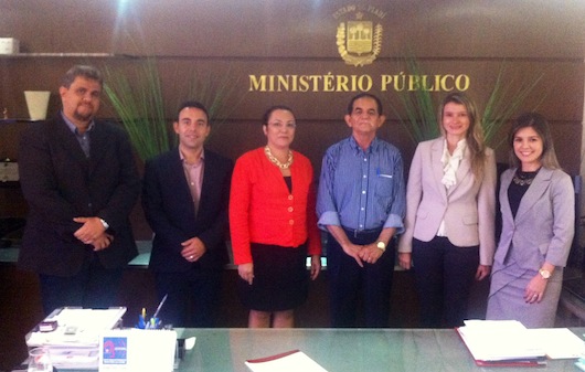 A Promotora de Justiça Janaína Aguiar e o Subprocurador-Geral, Alípio de Santana Ribeiro (centro), ladeados pela equipe da Vivo