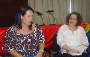 Simmy Larrat (à esquerda) ao lado da Promotora de Justiça Myrian Lago, durante reunião do Comitê de Enfrentamento à Homofobia