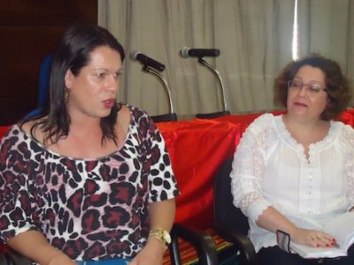 Simmy Larrat (à esquerda) ao lado da Promotora de Justiça Myrian Lago, durante reunião do Comitê de Enfrentamento à Homofobia