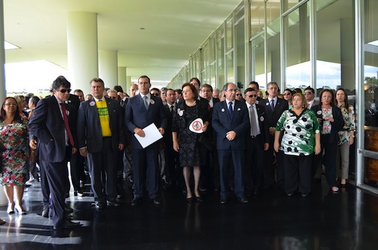 Procuradora-Geral de Justiça do Piauí (direita, de verde) e a Corregedora-Geral do MP/PI (esquerda) durante manifestação