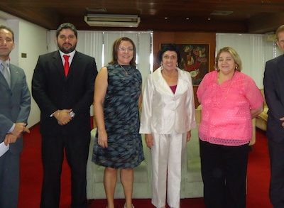 Procuradora-Geral de Justiça (centro, de rosa) ao lado da presidente da Tribunal de Justiça