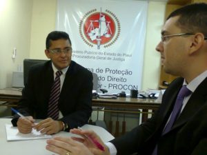 O Promotor de Justiça Cleandro Moura (esquerda), Coordenador-Geral do PROCON no Piauí, reforçou parceria com a OAB