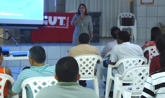 A Promotora de Justiça Maria do Amparo Sousa ministrou palestra aos membros do Sintetro