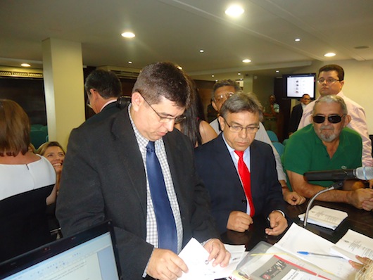 Os candidatos e vários membros do Ministério Püblico fiscalizaram a apuração