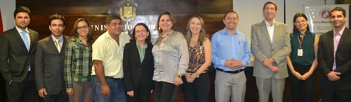 Momento de confraternização entre a professora Maria Goretti Dal Bosco, a Promotora de Justiça Leida Diniz, os Promotores de Justiça Substitutos, servidores da 35ª Promotoria de Justiça e um membro do Conselho Estadual dos Direitos da Criança e do Adolescente