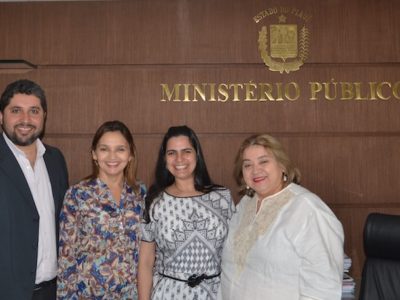 A Procuradora-Geral empossou a nova Promotora de Justiça de Piripiri. Na foto, da esquerda para direita: Paulo Rubens Rebouças, presidente da APMP; Débora Said, secretária do Conselho Superior do Ministério Público; Everângela Parente e Zélia Saraiva Lima, Procuradora-Geral de Justiça.