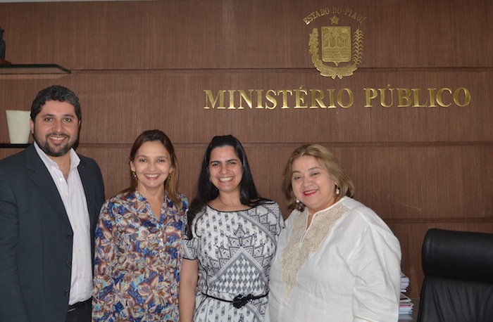 A Procuradora-Geral empossou a nova Promotora de Justiça de Piripiri. Na foto, da esquerda para direita: Paulo Rubens Rebouças, presidente da APMP; Débora Said, secretária do Conselho Superior do Ministério Público; Everângela Parente e Zélia Saraiva Lima, Procuradora-Geral de Justiça.
