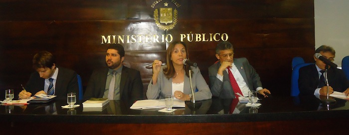 A Procuradora de Justiça Raquel Costa Normando, diretora do CEAF, abriu os trabalhos do evento, ao lado do Procurador-Geral de Justiça, Luís Francisco Ribeiro
