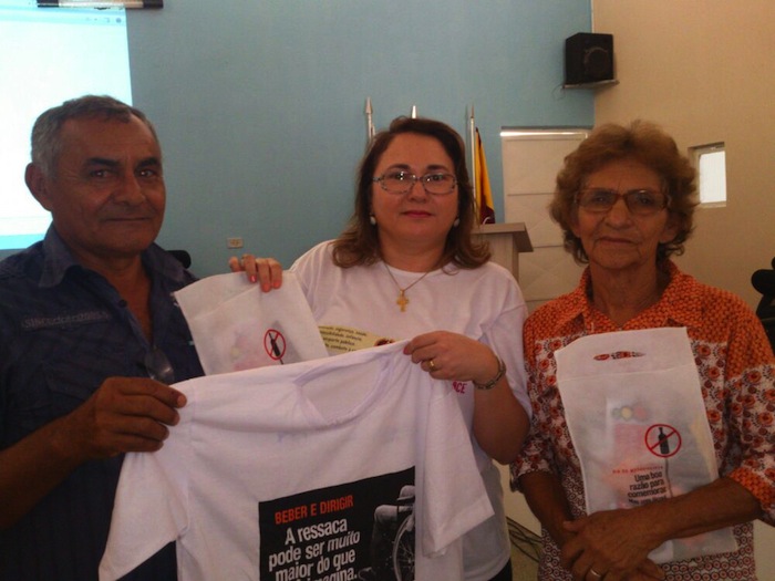 A Promotora de Justica Marlúcia Evaristo, coordenadora do Centro de Defesa da Pessoa com Deficiência e do Idoso, entregou kit de campanhas