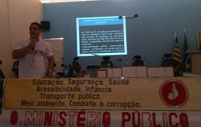 Glécio Setúbal, do Centro de Defesa da Infância e da Juventude, ministrando palestra 