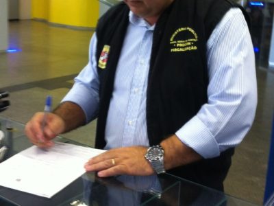 Chefe da equipe de fiscalização do PROCON preenche auto de infração