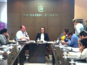 A promotora de Justiça Cláudia Seabra (ao fundo) em reunião com gestores da saúde