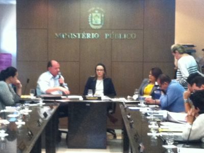 A promotora de Justiça Cláudia Seabra (ao fundo) em reunião com gestores da saúde