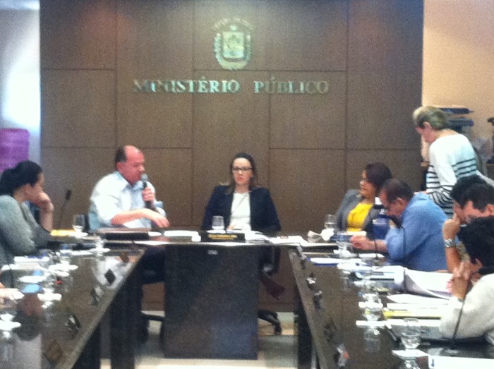 A promotora de Justiça Cláudia Seabra (ao fundo) em reunião com gestores da saúde
