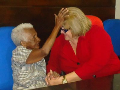 A Procuradora-Geral de Justiça, Zélia Saraiva Lima, recebeu o carinho e a bênção de Dona Dolores, centenária residente do Abrigo São Lucas