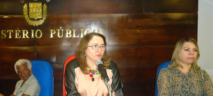 A Promotora de Justiça Marlúcia Evaristo (centro) e a Juíza de Direito Lizabeth Marchetti na mesa de honra, em companhia de Dona Dolores