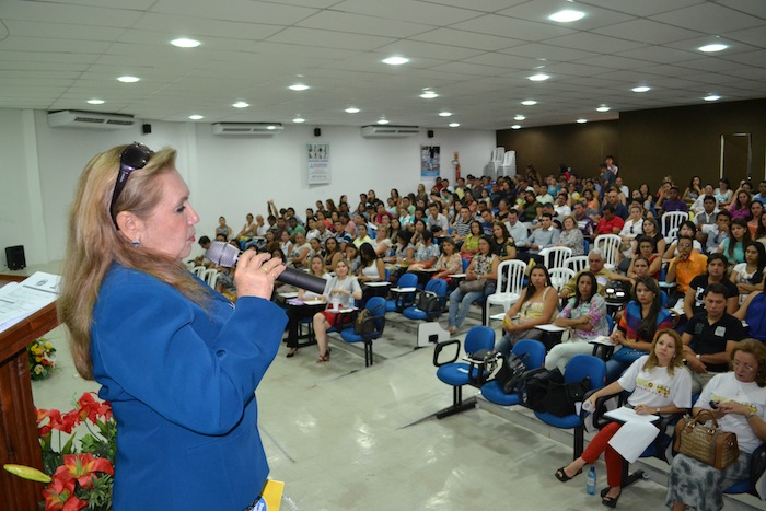 A Ouvidoria do Ministério Público tem marcado presença em todas as caravanas. Na foto, a Procuradora de Justiça Ivaneide Assunção Tavares Rodrigues mostra aos participantes quais são os canais de contato com a instituição. 