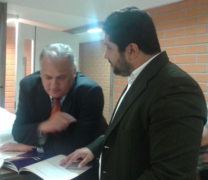 O presidente da Associação Piauiense do Ministério Público, Paulo Rebouças, mostra o relatório ao Deputado Mauro Tapety