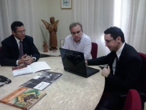 O Coordenador-Geral do PROCON, Cleandro Moura (à esquerda) e seu assessor, Téssio Rauff, apresentaram o projeto de lei ao prefeito Firmino Filho