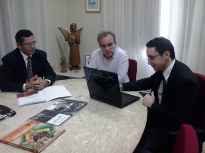 O Coordenador-Geral do PROCON, Cleandro Moura (à esquerda) e seu assessor, Téssio Rauff, apresentaram o projeto de lei ao prefeito Firmino Filho