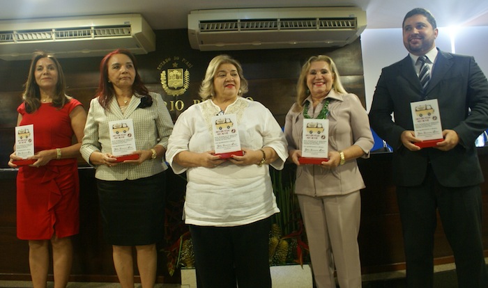 Os troféus de participação foram entregues por Raquel Normando (diretora do CEAF), Martha Celina Nunes (Corregedora-Geral do MP), Zélia Saraiva Lima, Ivaneide Rodrigues (Ouvidora do MP) e Paulo Rubens Rebouças (presidente da Associação Piauiense do MP)