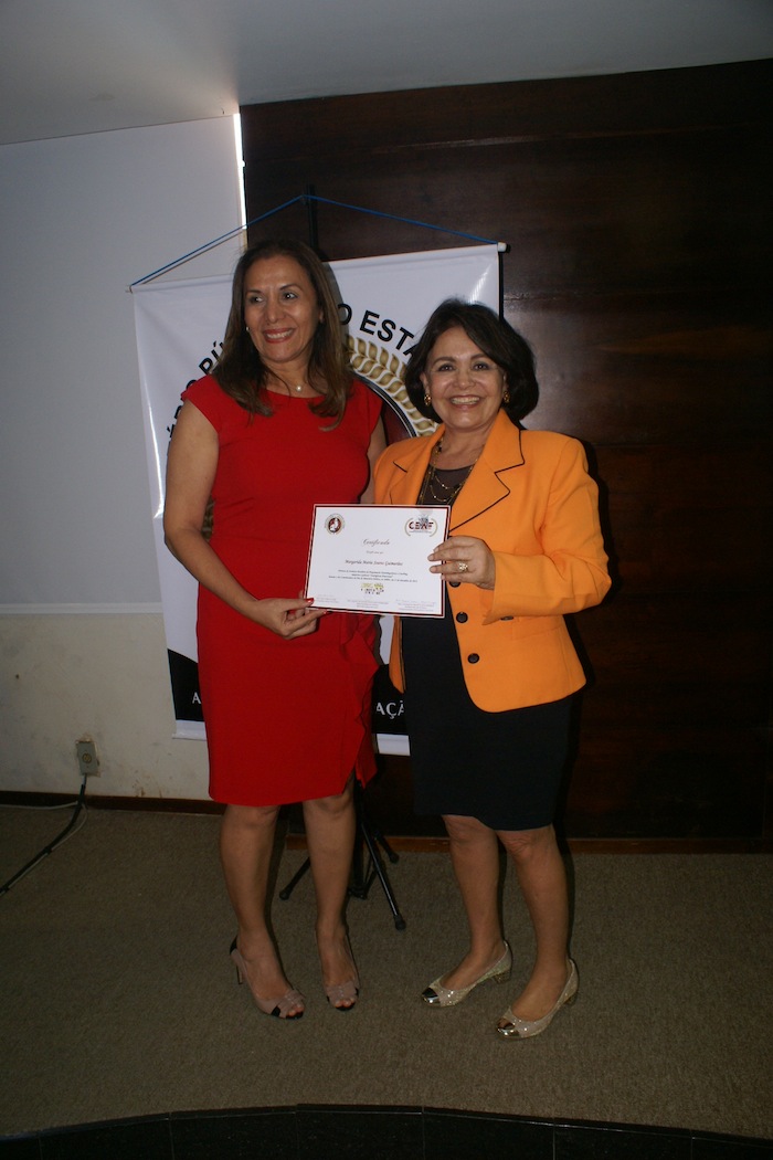 Magui Guimarães recebeu certificado de participação das mãos de Raquel Normando