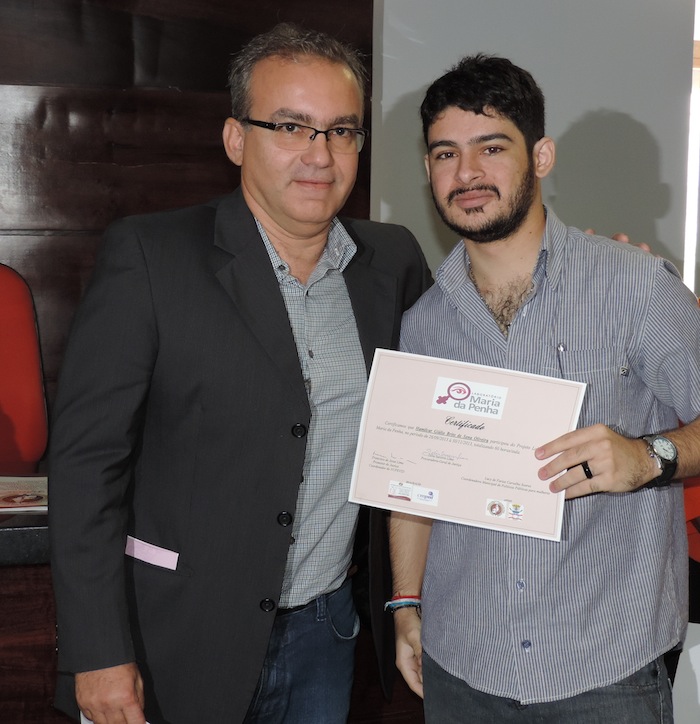 O Prefeito de Teresina, Firmino Filho, entrega certificado ao estudante Hamilcar Giúlio