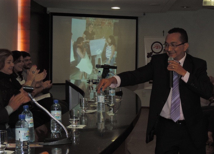 Francisco de Jesus Lima distribui flores sobre a mesa de honra