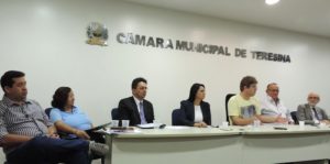 O Promotor de Justiça Eny Marcos (terceiro da esquerda para a direita) representou o Ministério Público durante audiência coordenada pelo vereador Rodrigo Martins