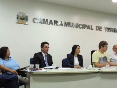 O Promotor de Justiça Eny Marcos (terceiro da esquerda para a direita) representou o Ministério Público durante audiência coordenada pelo vereador Rodrigo Martins