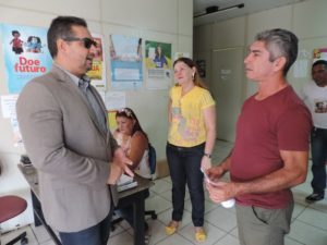 Visitas começaram pelo Dirceu. O Promotor de Justiça (à esquerda) ouviu os relatos dos conselheiros