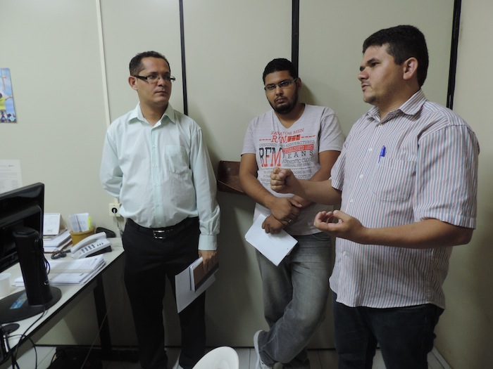O técnico ministerial Claudeir Alcântara (esquerda) também acompanhou as visitas