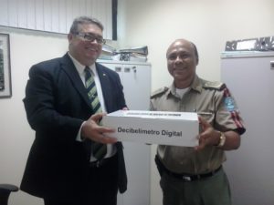 Promotor de Justiça entrega decibelímetro ao Ten. Cel. do Ronda Cidadão