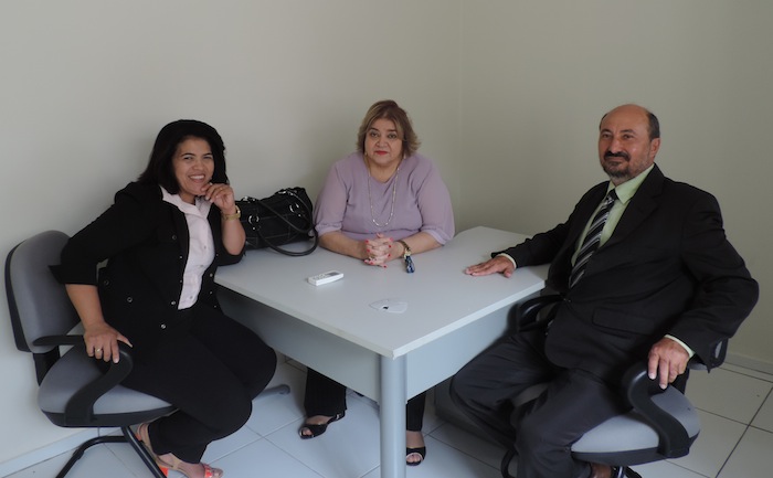 A Procuradora-Geral de Justiça (centro) com os Promotores de Justiça da comarca, Gianny Vieira de Carvalho e José Marques Lages Neto, em novo gabinete