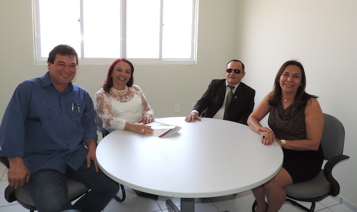 O prefeito de União, Gustavo Medeiros (à esquerda) e os Procuradores de Justiça Martha Celina de Oliveira Nunes, Hosaías Matos de Oliveira e Raquel Costa Normando conferem a estrutura da sala de reuniões
