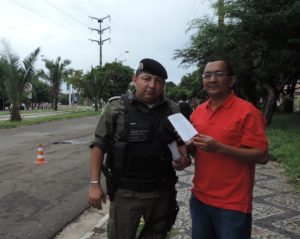 O Promotor de Justiça Francisco de Jesus Lima (à direita) ao lado do Cap. Fábio Soares, que comandou a operação. Os dois exibem folheto educativo do NUPEVID.