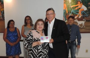 A Procuradora-Geral de Justiça, Zélia Saraiva Lima, recebeu a placa de homenagem do presidente Raulino Castelo Branco Filho