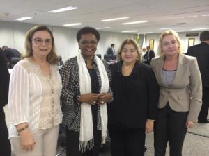 A Procuradora-Geral de Justiça do Piauí, Zélia Saraiva Lima, (terceira da esquerda para a direita), com Procuradoras-Gerais de outros ramos do MP e a Ministra de Estado Chefe da Secretaria de Políticas de Promoção da Igualdade Racial (segunda da esquerda para a direita). O MP/PI no enfrentamento ao racismo.
