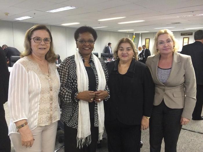 A Procuradora-Geral de Justiça do Piauí, Zélia Saraiva Lima, (terceira da esquerda para a direita), com Procuradoras-Gerais de outros ramos do MP e a Ministra de Estado Chefe da Secretaria de Políticas de Promoção da Igualdade Racial (segunda da esquerda para a direita). O MP/PI no enfrentamento ao racismo.