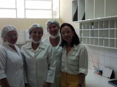 Promotora de Justiça (à direita) interagiu com as equipes que estão trabalhando no hospital