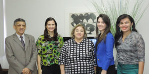 A Procuradora-Geral de Justiça, Zélia Saraiva Lima (centro), e o Subprocurador-Geral de Justiça, Luís Francisco Ribeiro, com as três autoras do projeto premiado: Elaine Burity, Arianne Vilarinho e Liandra Nogueira