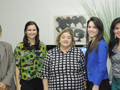 A Procuradora-Geral de Justiça, Zélia Saraiva Lima (centro), e o Subprocurador-Geral de Justiça, Luís Francisco Ribeiro, com as três autoras do projeto premiado: Elaine Burity, Arianne Vilarinho e Liandra Nogueira