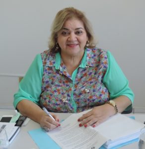 A Procuradora-Geral de Justiça, Zélia Saraiva Lima, assinando o contrato para construção de sede própria em Oeiras