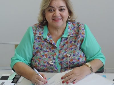 A Procuradora-Geral de Justiça, Zélia Saraiva Lima, assinando o contrato para construção de sede própria em Oeiras