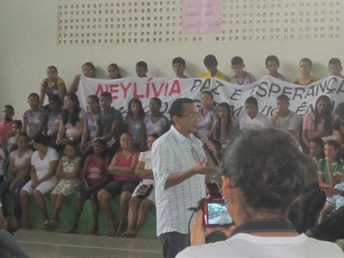 Promotor de Justiça Francisco de Jesus Lima esclarece Lei Maria da Penha a presentes na roda de conversa.