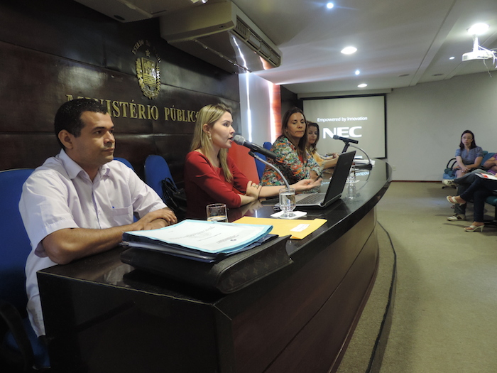 A capacitação realizada em abril foi conduzida pela Promotora de Justiça Lia Burgos, coordenadora do CAODEC, e pela Procuradora de Justiça Raquel Costa Normando, diretora do Centro de Estudos e Aperfeiçoamento Funcional (CEAF)