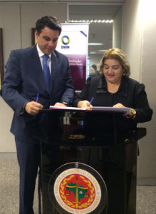 A Procuradora-Geral de Justiça do Piauí, Zélia Saraiva Lima, assina o termo de cooperação com o Secretário de Reforma do Judiciário, Flávio Croce Caetano